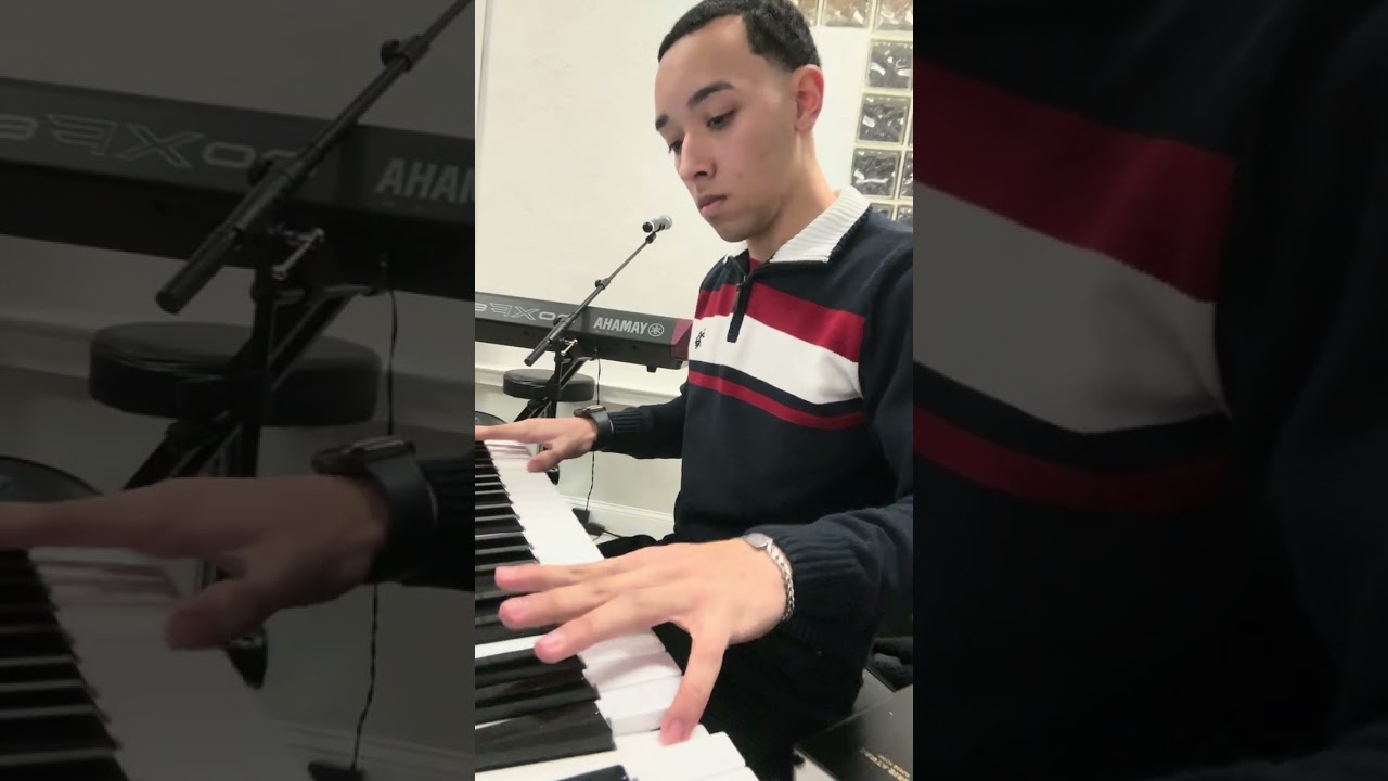 Pastor Angel Galarza Cantando 