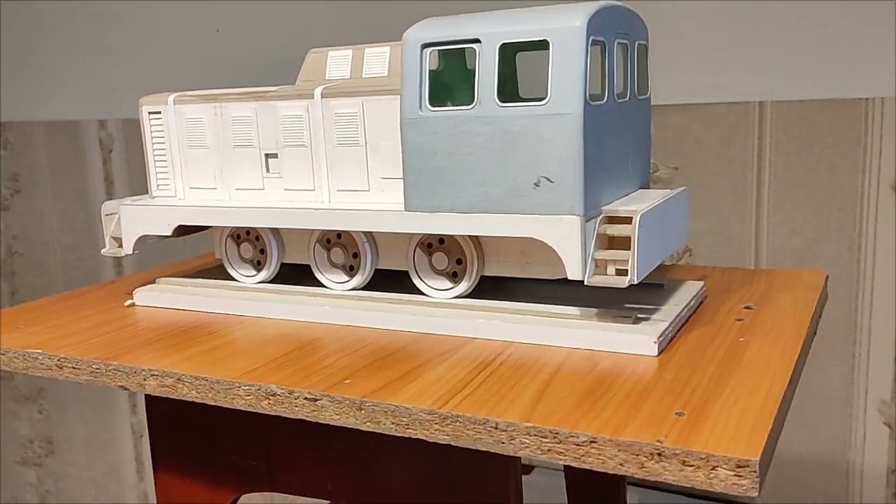 Тепловоз ТГМ1 из картона. Приблизительный вид рамы с колесами(без деталей рессорного подвешивания).