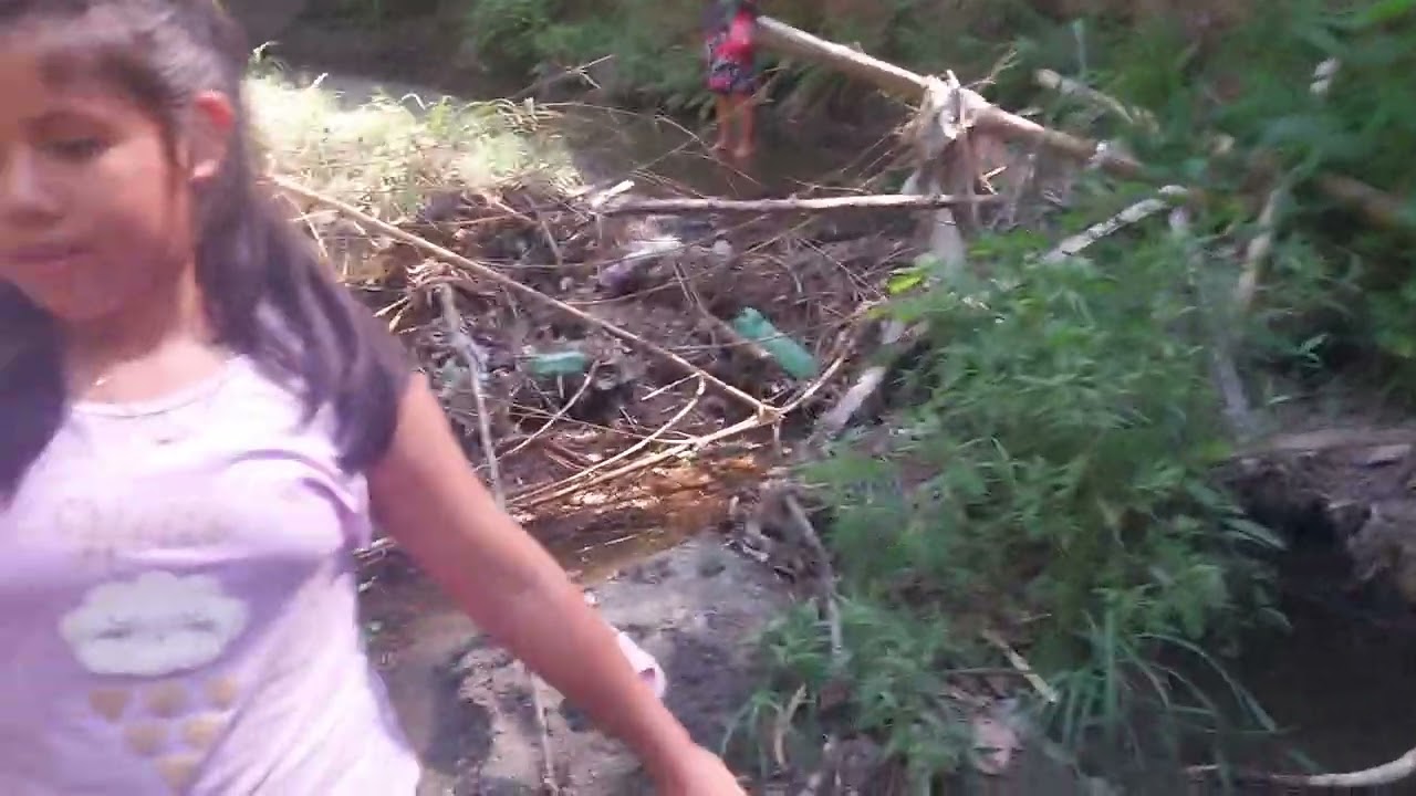 Llegamos al rio es pequeño pero suficiente para quitarnos este calor