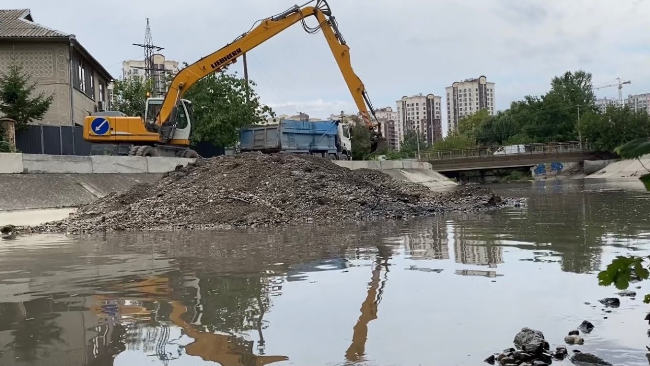 В Симферополе расчищают русло САЛГИРА. Участок реки на улице Ракетной. Работа гусеничной техники