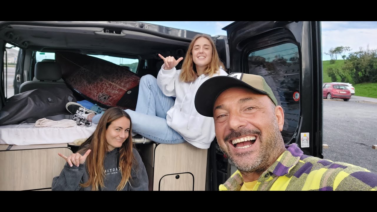 Leire Basañez y Naia Ibarrondo - dos super simpaticas surferas habituales de la Salbaje