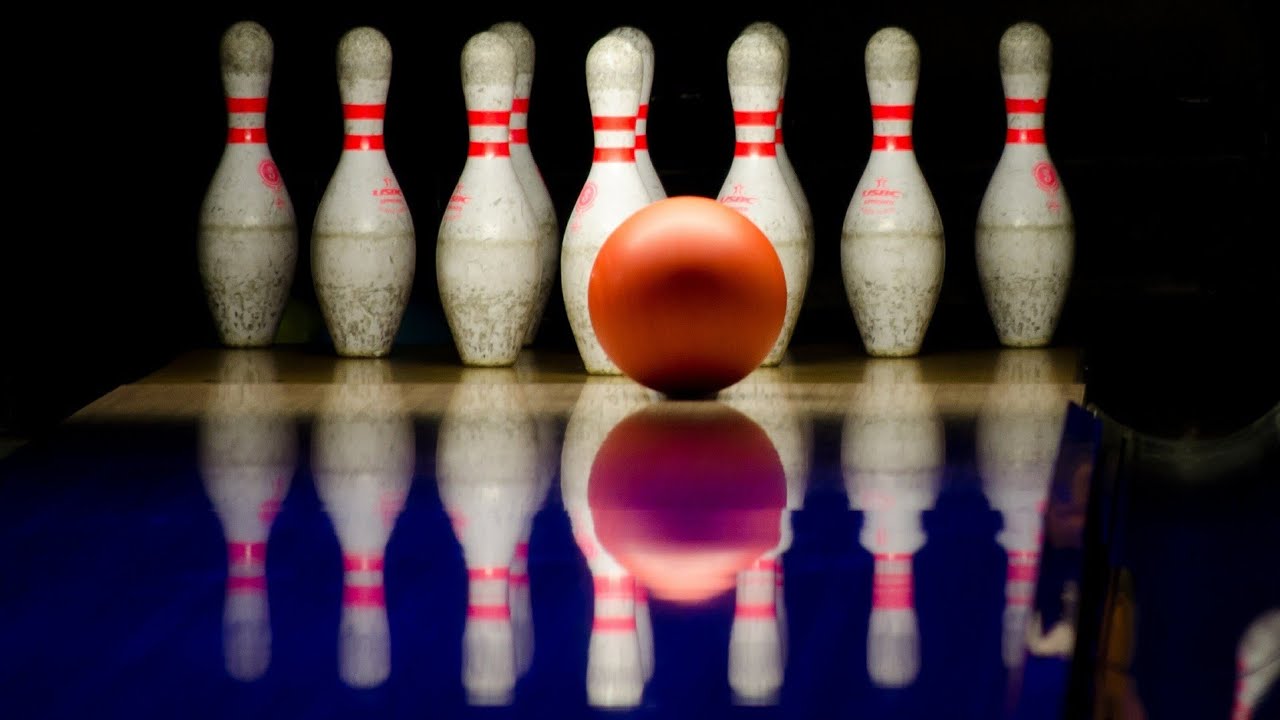 AI Girl gets a strike in bowling (Full screen)