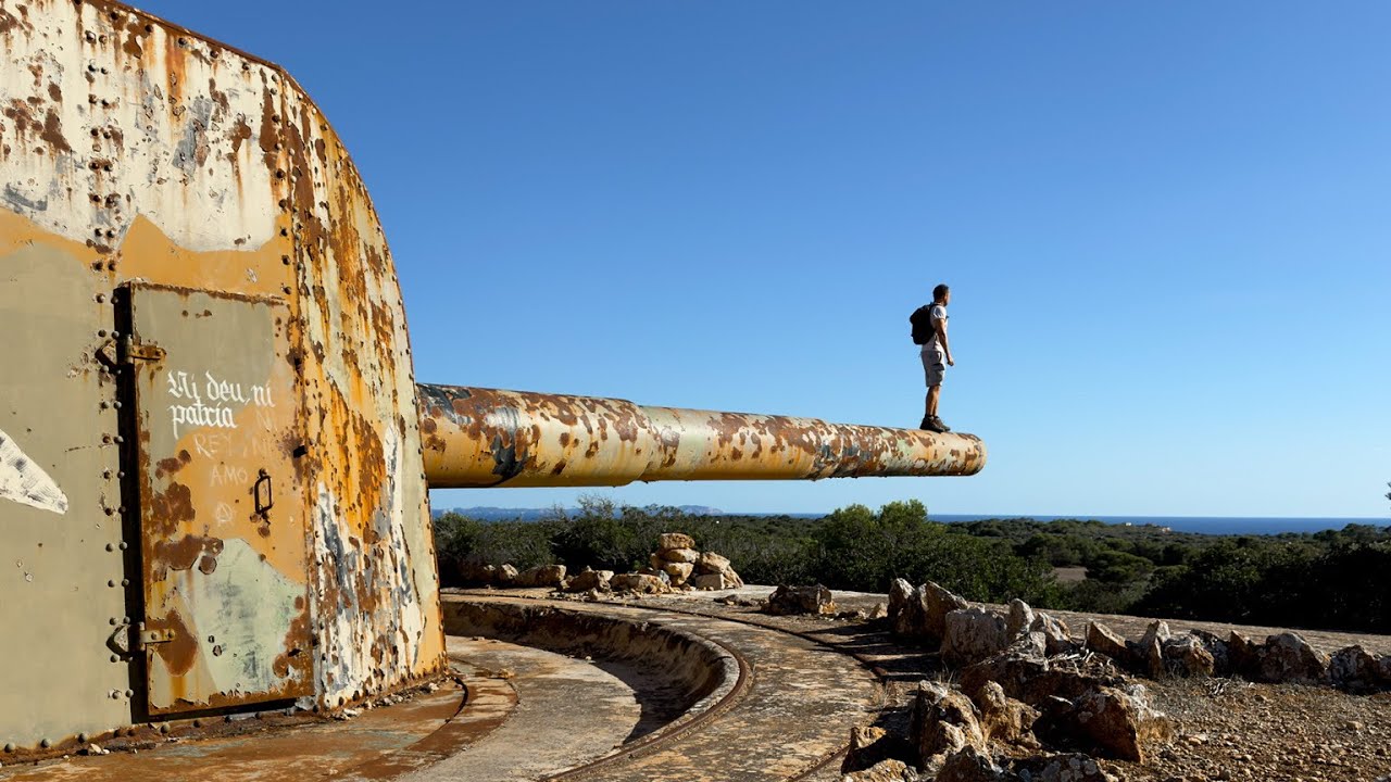 En el interior de dos cañones de la guerra civil abandonados (Mallorca)
