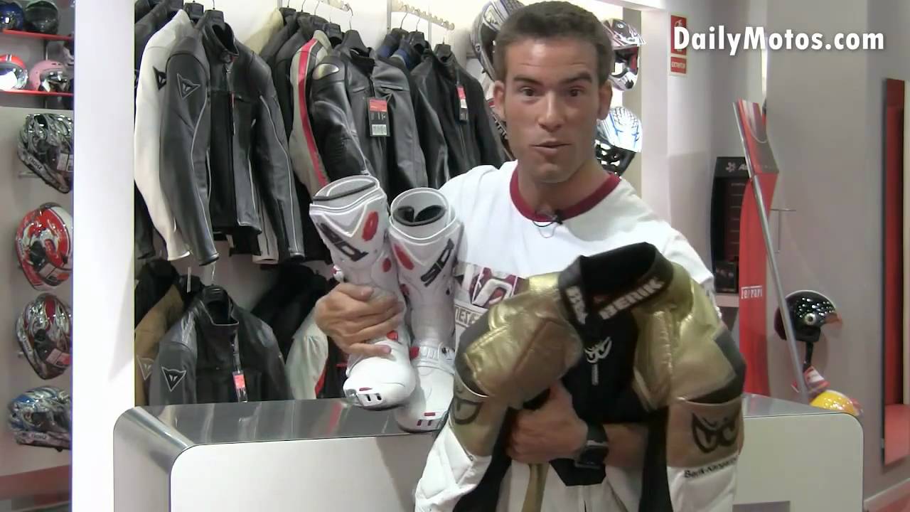 Showroom Motoralia. Botas Sidi y Mono Berik