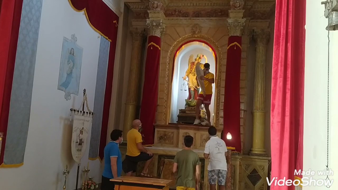 Preparazione del simulacro di San Michele per la traslazione sull'altare maggiore.