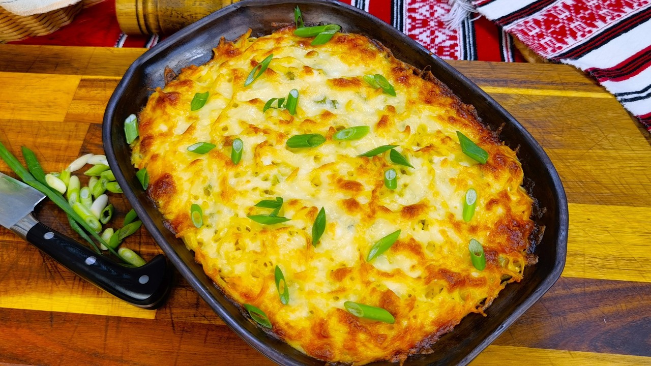Taitei (sau alte paste ) cu carne tocata, bulgarasi de branza si smantana, la cuptor!