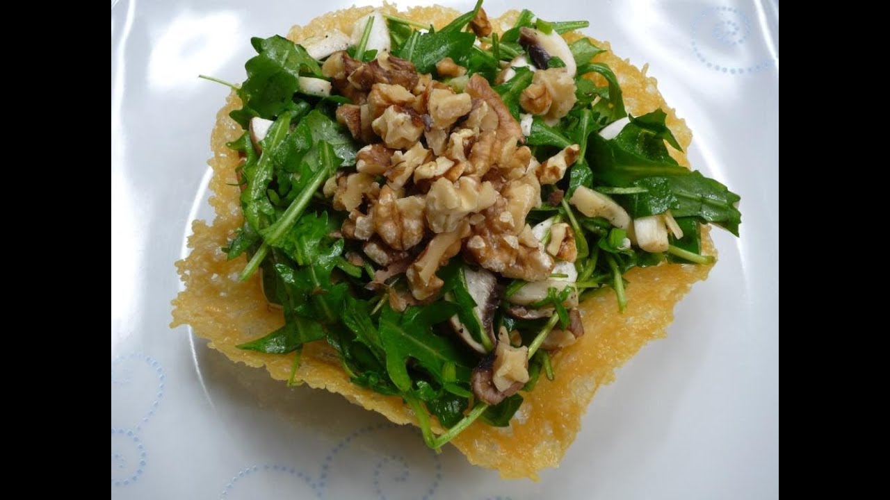 Rucola-Salat mit Walnüssen im Parmesan-Körbchen