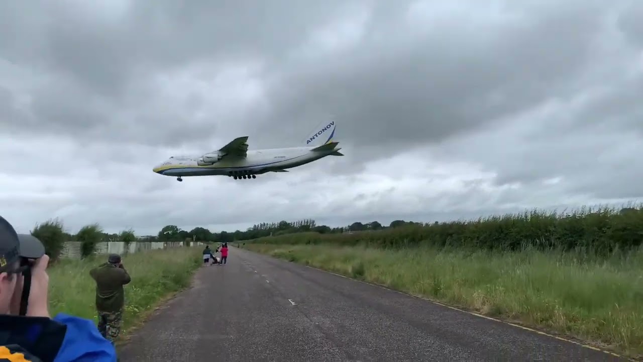 Antonov AN-124-100 / UR-82008✈️🇺🇦 Landing RWY 25 at BFS / EGAA (27/06/24)