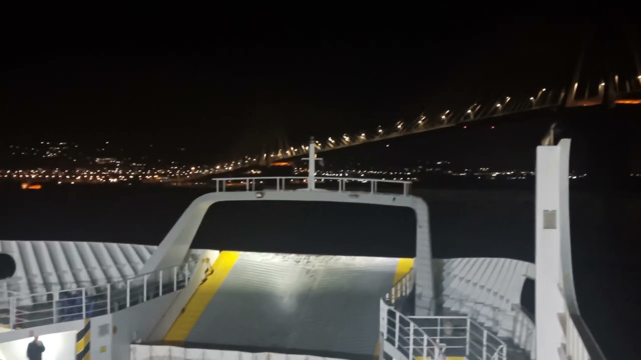 Ρίο Αντίριο ferry boat και η γέφυρα με βουβά κύματα