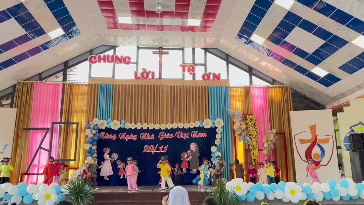 Con gái nhảy văn nghệ tchu tcha