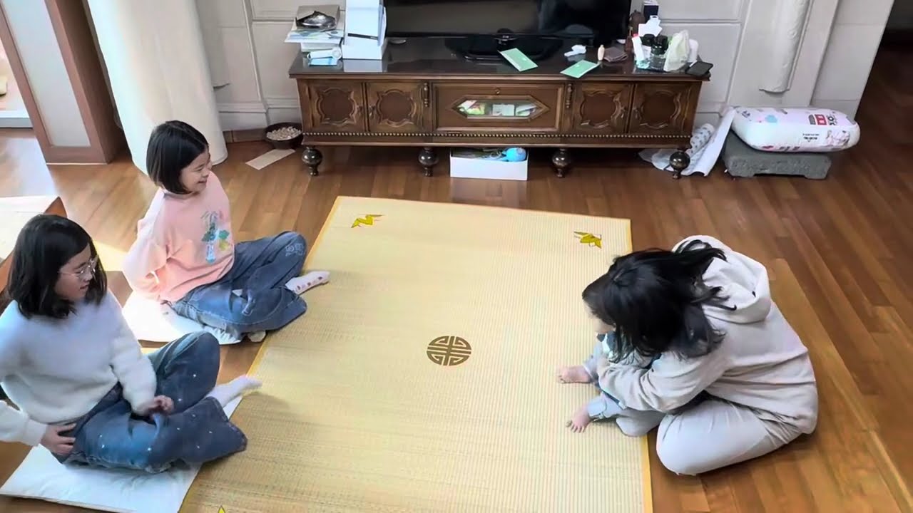 사촌누나에게 세뱃돈 받는 정민이~^^