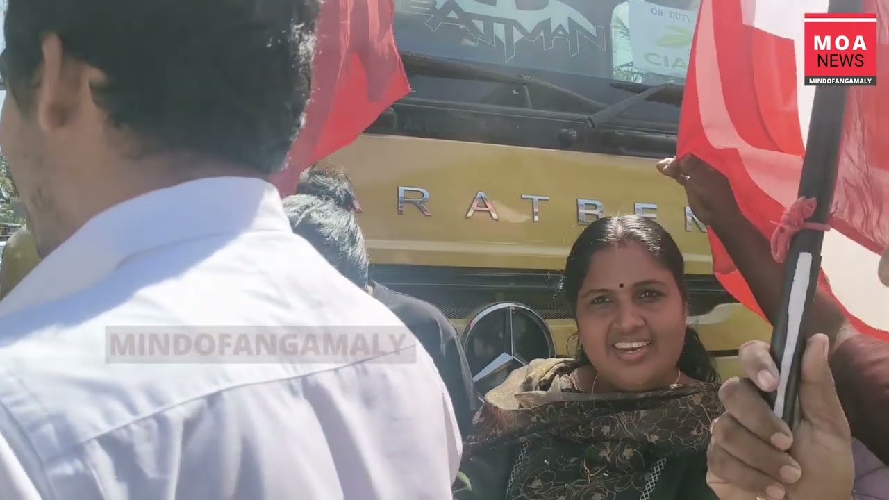 മണ്ണുകടത്ത് ..........! ടോറസ്സ് ലോറികൾ തടഞ്ഞ്  CPM പ്രവർത്തകരും കൗൺസിലർമാരും .