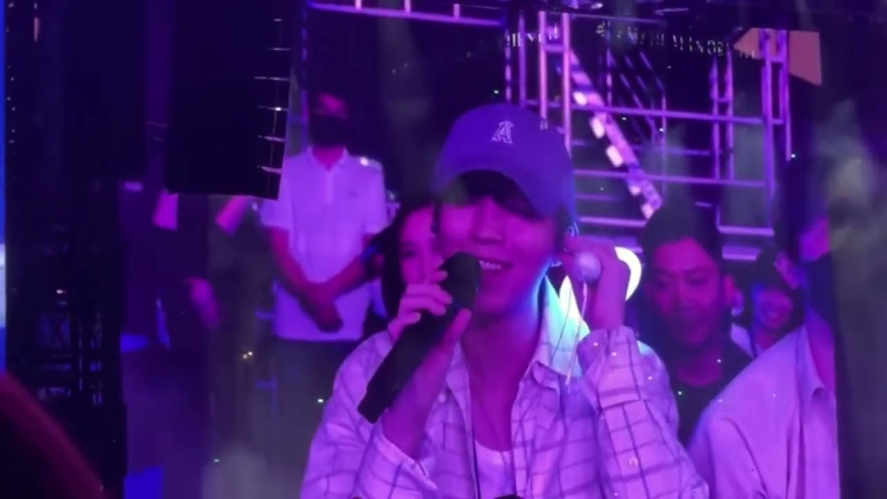 【20230513】Karry Wang王俊凯 现身x Jay周杰伦香港演唱会并合唱【雨下一整晚】(来源: 微博粉丝)