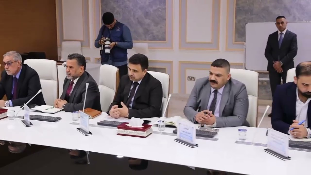  وزير الصحة المخول بتسيير مهام وزارة الاتصالات يعقد إجتماعاً لمتابعة الخدمات المقدمة للمواطنين