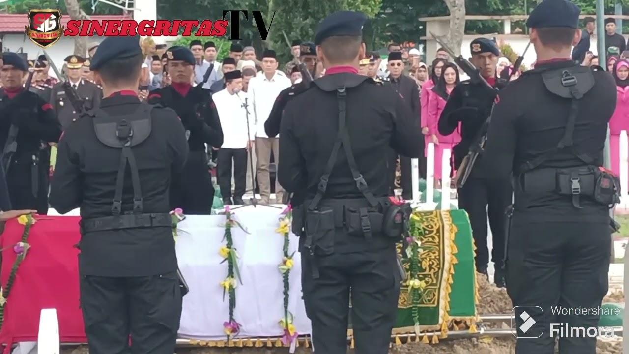 Suasana Haru Saat Pemakaman Mantan Kapolda Jambi Irjen Pol.P. Muchlis AS MH