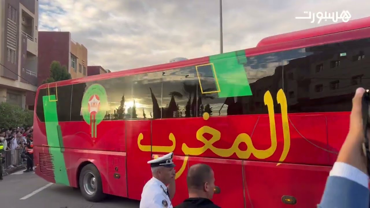 وسط استقبال جماهيري كبير.. حافلة المنتخب الوطني تصل إلى الملعب الشرفي بوجدة