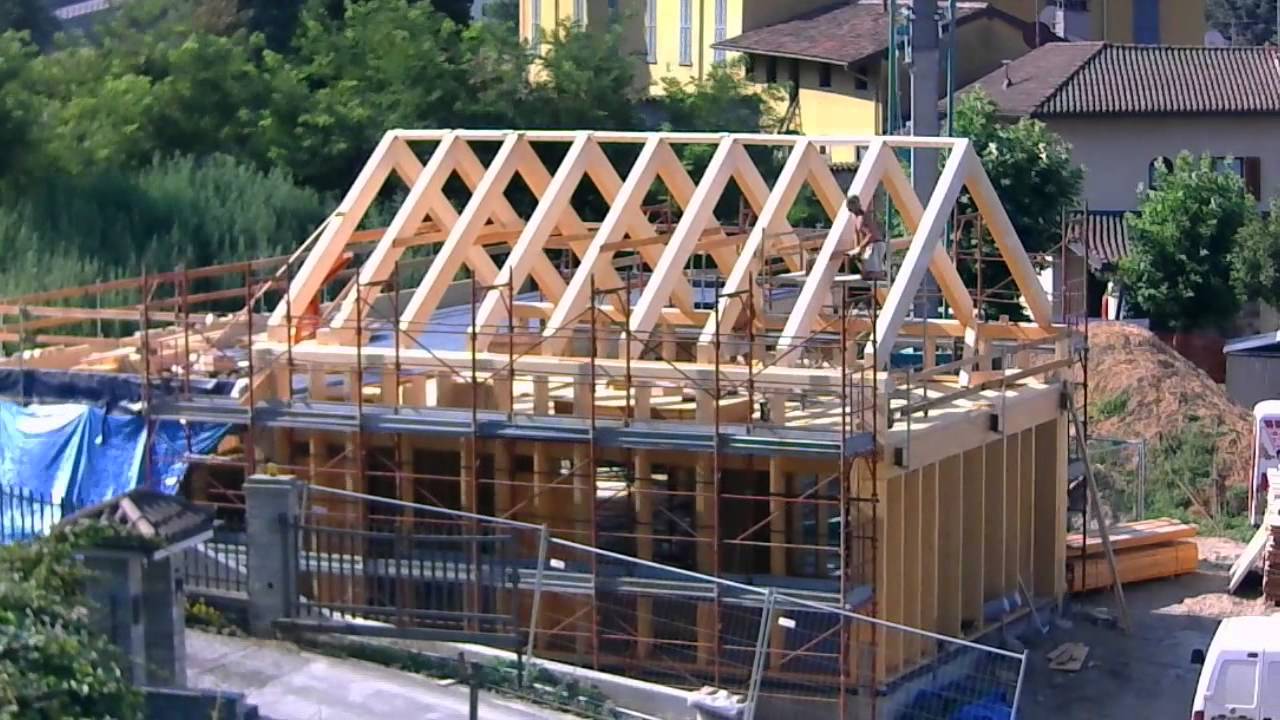 Casa in Paglia a Castello di Brianza: struttura in legno e tamponamenti in balle di paglia