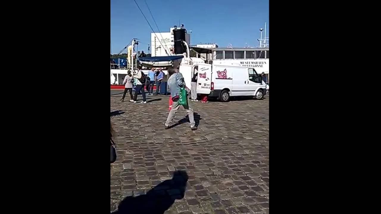 Der verrückte aus dem Bus ist wieder da.