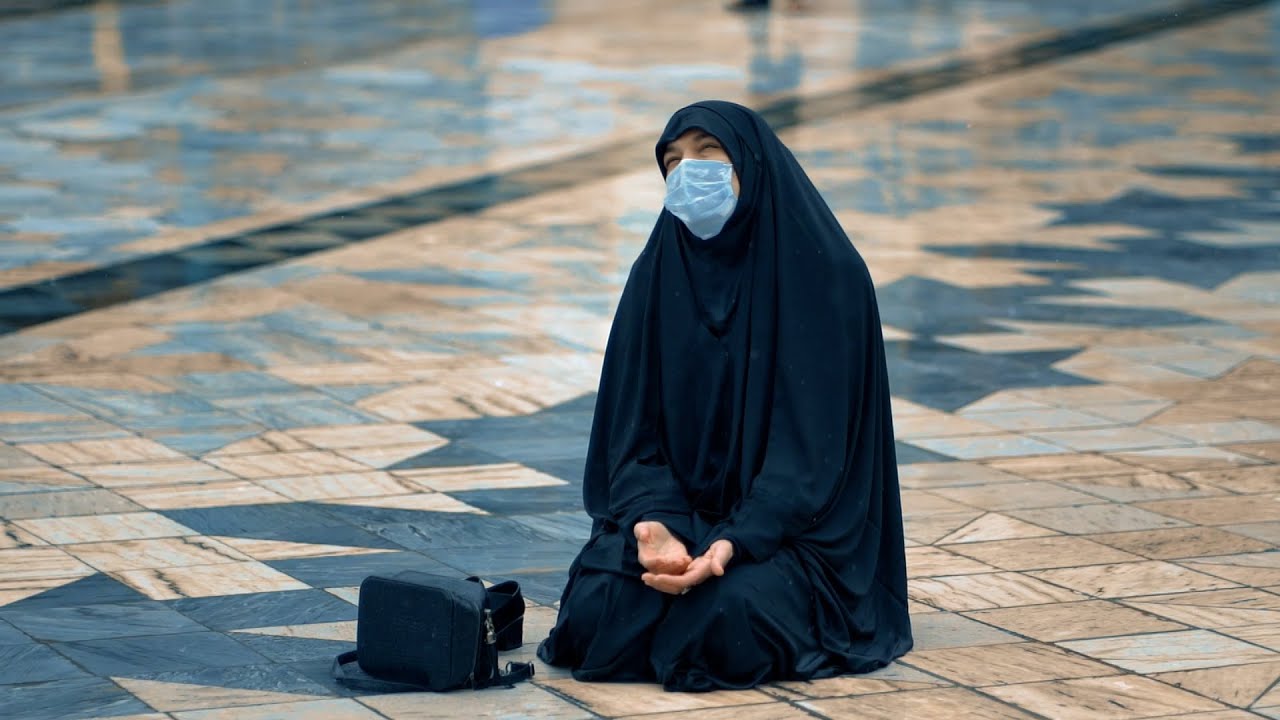 مشاهد جميلة لأجواء حرم الإمام الرضا عليه السلام ومناجاة الزوار حين نزول الغيث