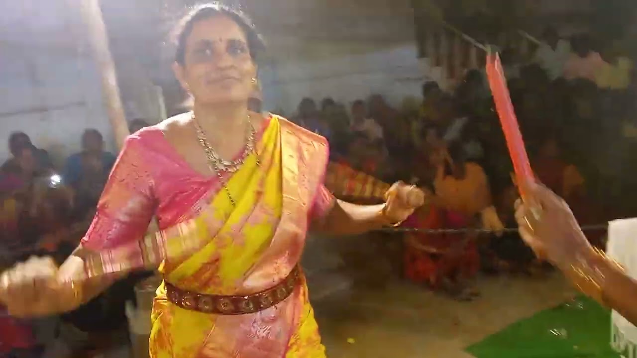 బ్రహ్మ  సృష్టించిన మట్టి బొమ్మ అంటూ కోలాటం