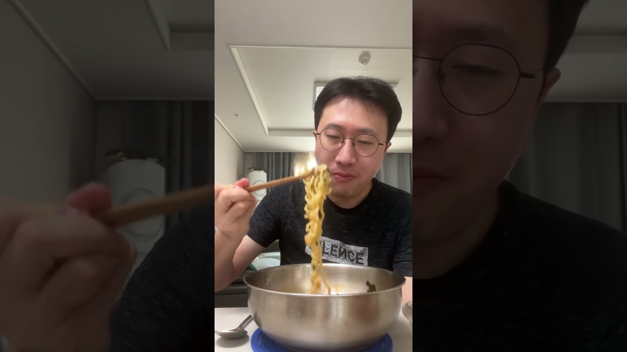 밤새고 아침 9시에 너구리 한마리 먹방