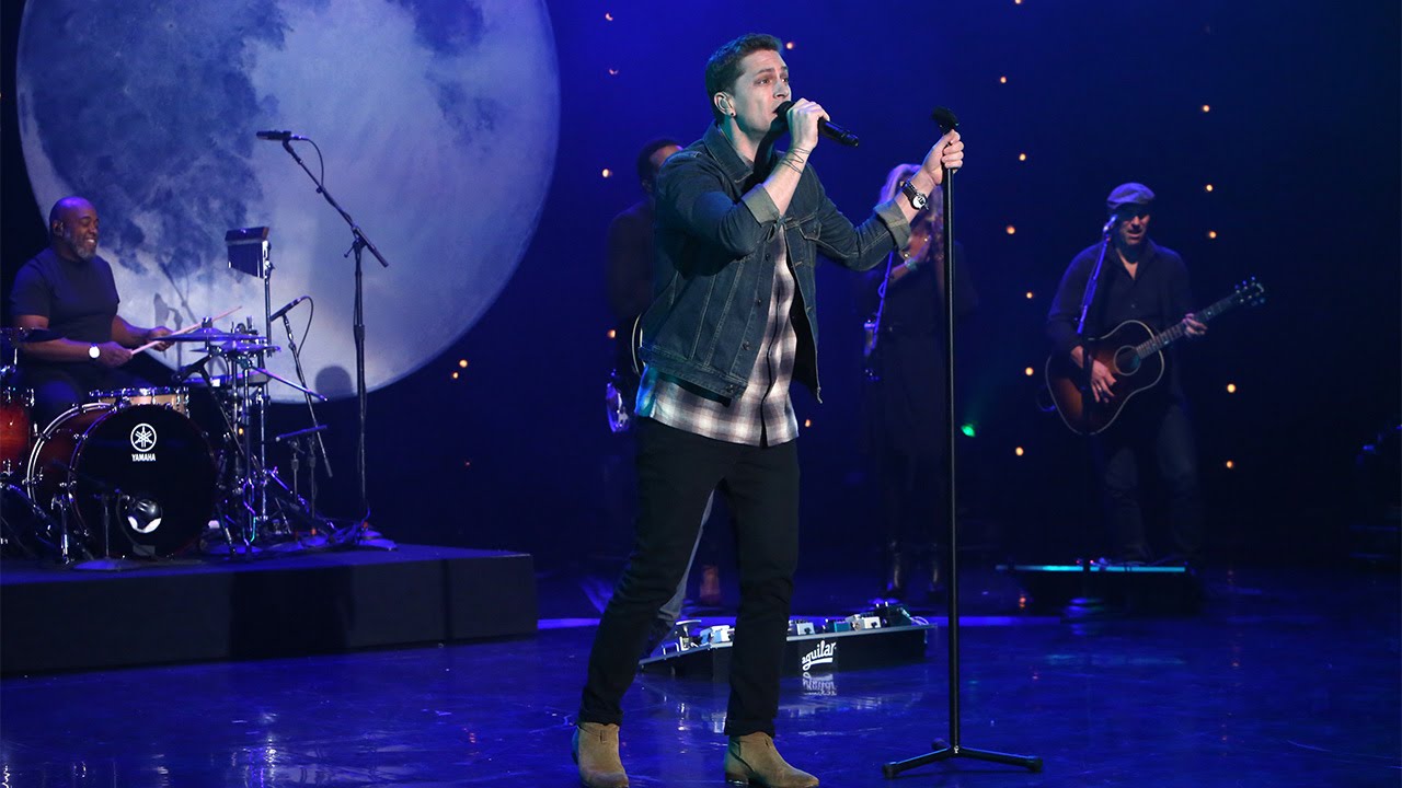 Rob Thomas Performs&nbsp;'Hold On Forever'