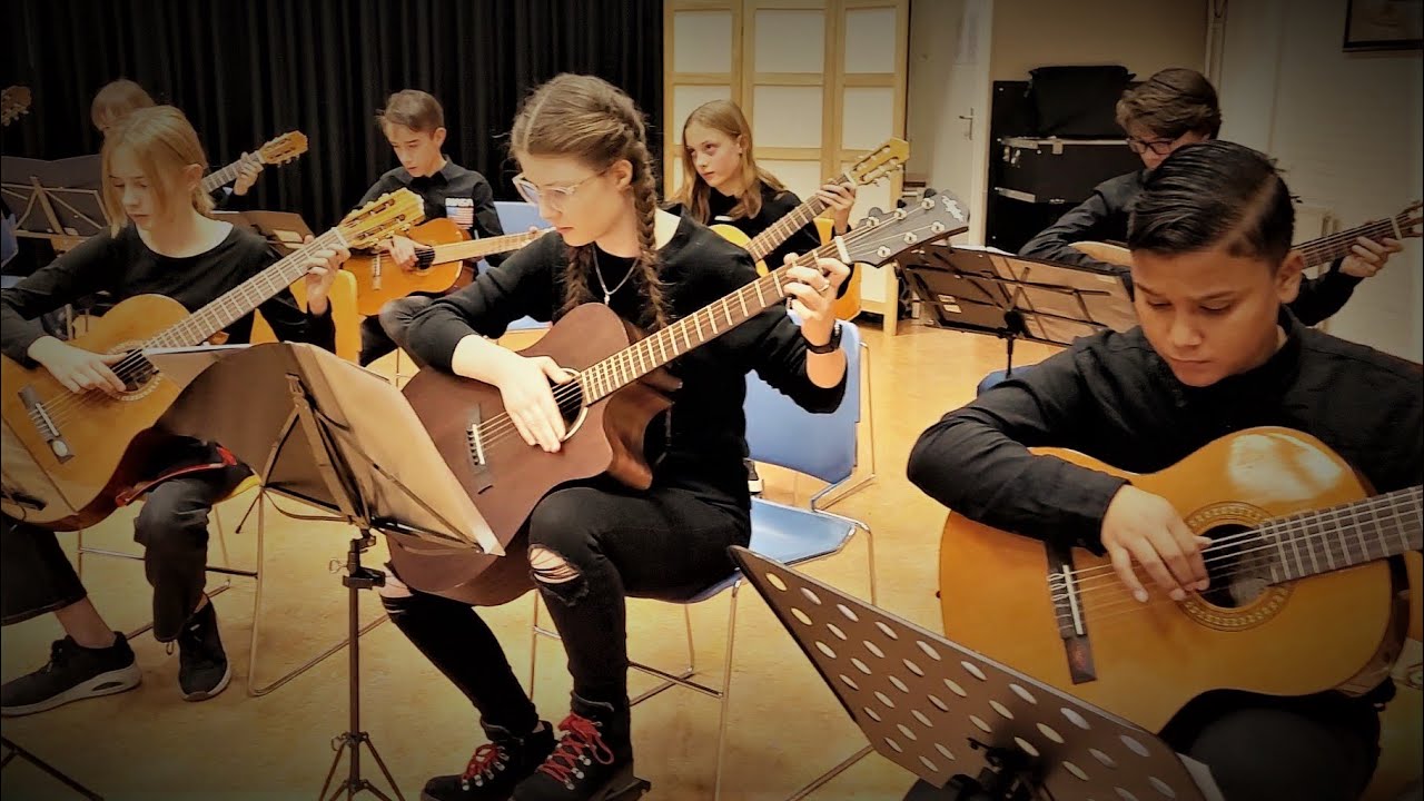 Ponticello plays 'Bongil Bongil Blues' (Paul Svoboda)