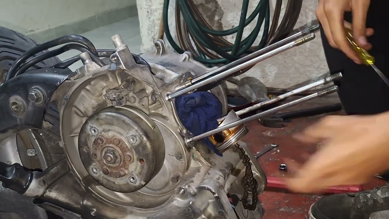 Quitando cilindro y piston de la yamaha bws 125