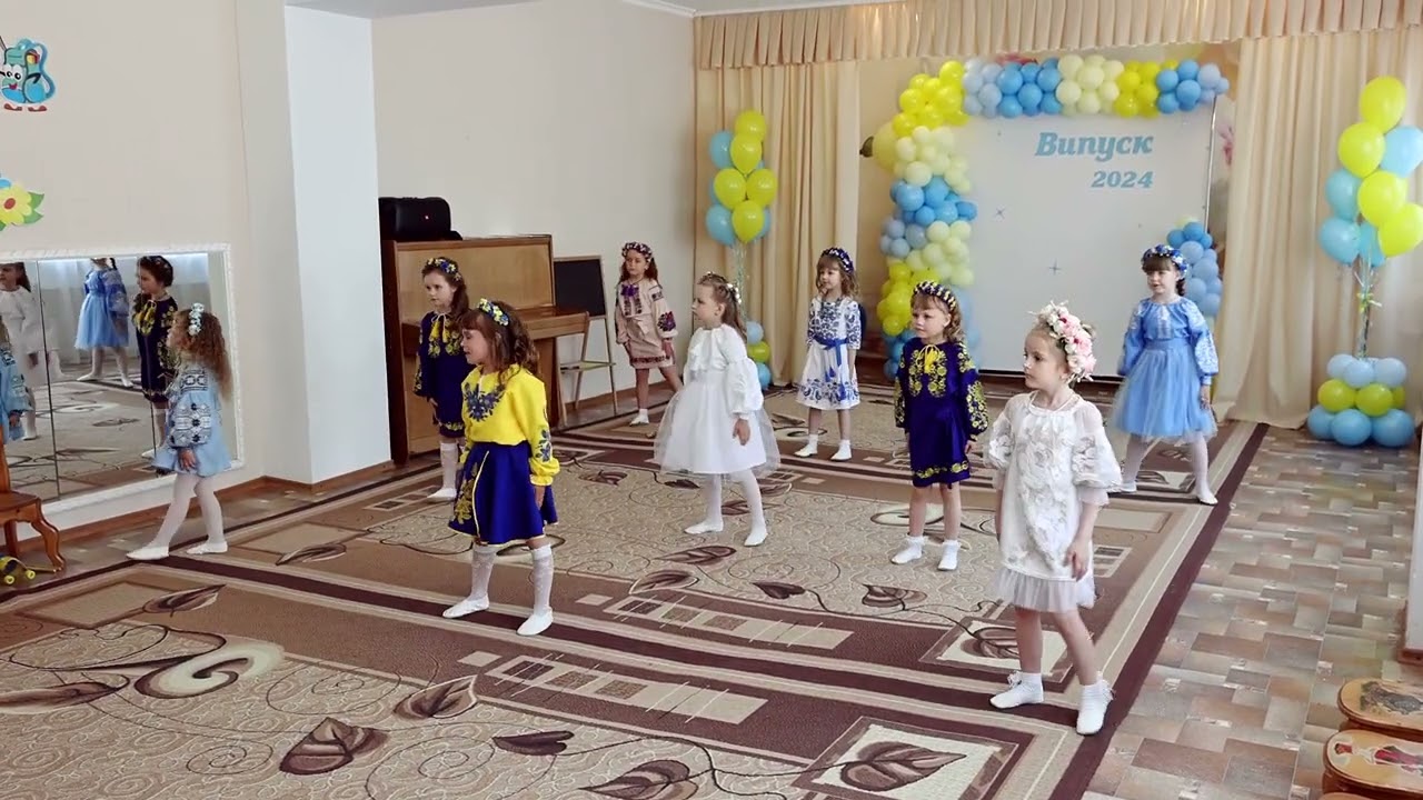 Вихід дітей на випуск. Добрий вечір! Ми - з України.