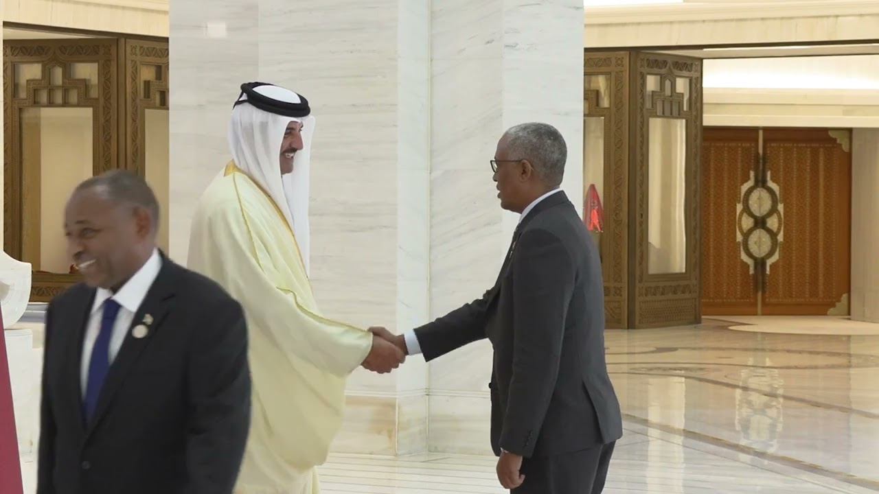 رئيس مجلس السيادة وأمير دولة قطر يعقدان جلسة مباحثات ثنائية بشأن تقوية وتعزيز آليات التعاون المشترك