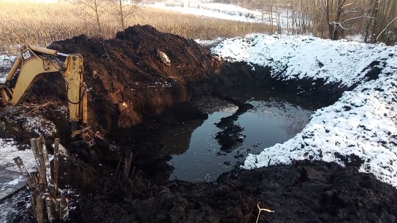 Раскоп пруда, ставка зимой. CAT 428 B. Natural pond building!
