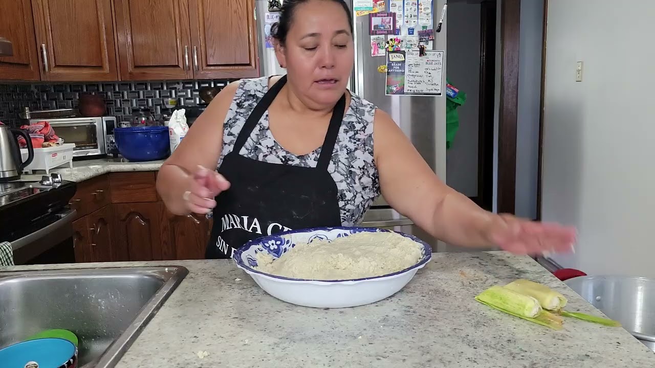 Envolviendo tamales de helotes. 
