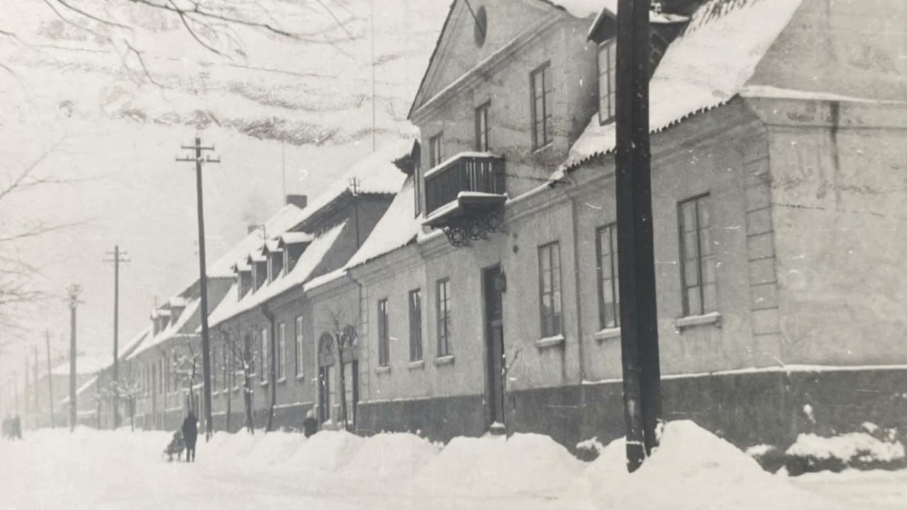 Łzawą różą leży miasto 