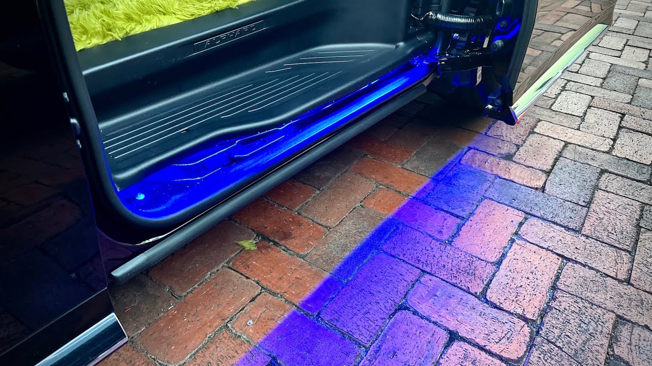 【足元を彩る？！】アルファード スカッフプレート下にウェルカムLED スライドドアに連動するウェルカムランプ アルファード 30系 ヴェルファイア30系  2列目リアにウェルカムランプを取り付け