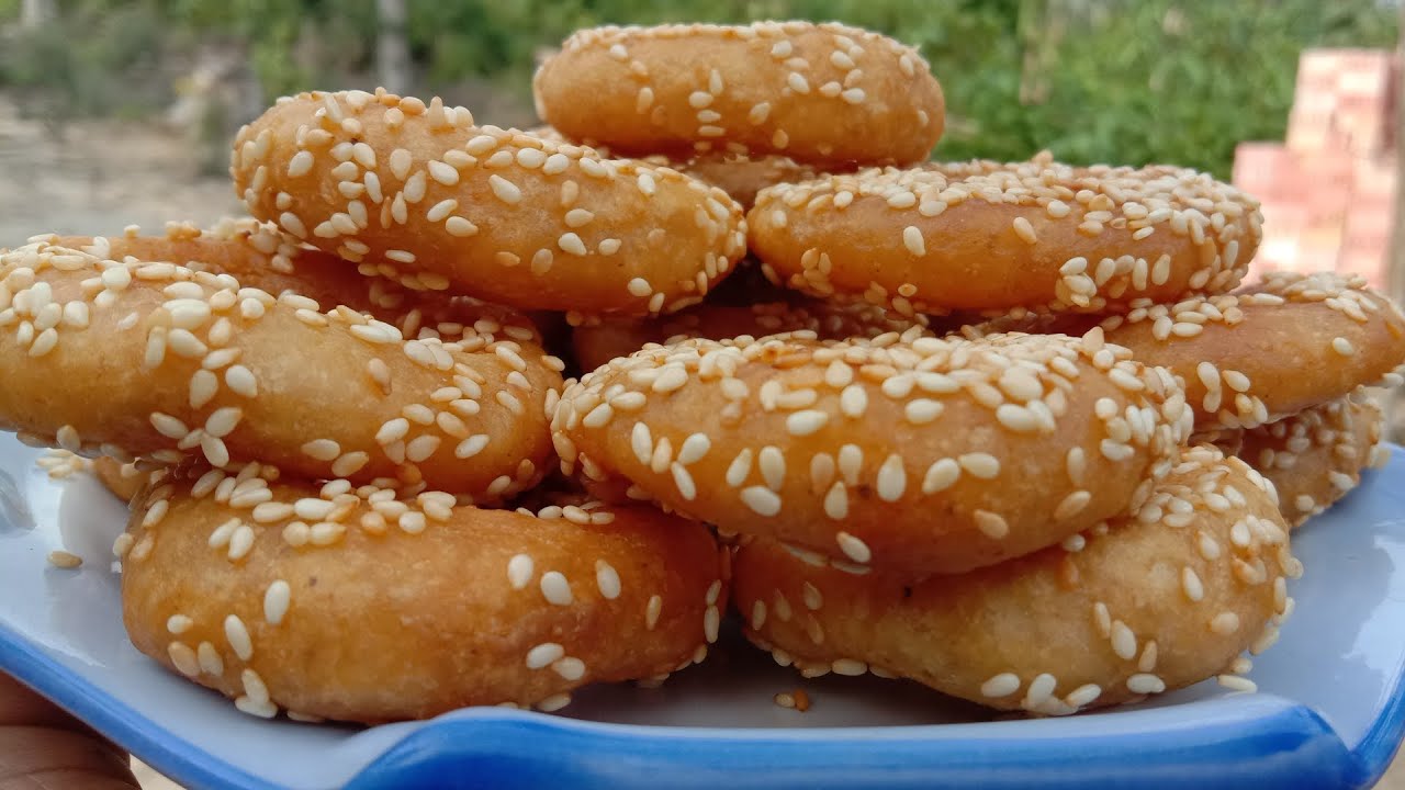cemilan enak terbuat dari tepung ketan putih dan pisang matang