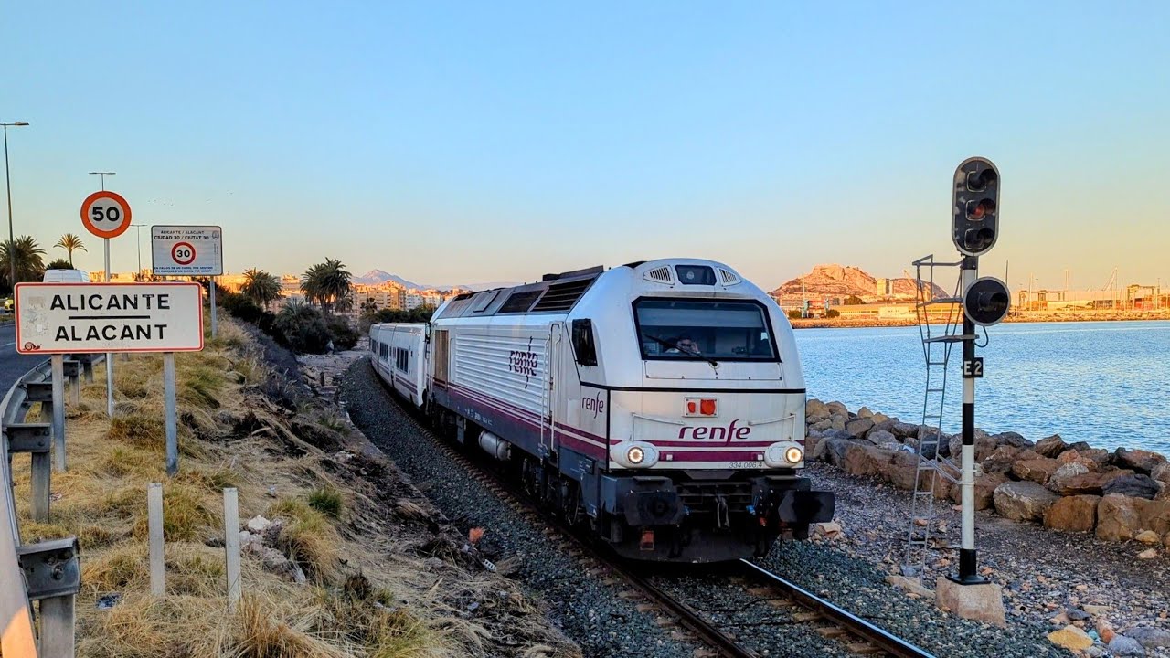 Trenes Renfe por la Costa de Alicante. Playa de San Gabriel. Linea 336 Alicante - El Reguerón