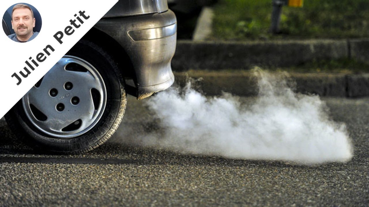 Fumée blanche à l'échappement : Causes et solutions pour votre voiture