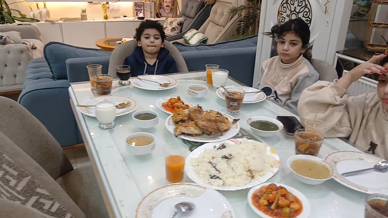 اخر يوم في فطار شهر رمضان كلنا بكينا على السفره على رحيل شهر رمضان اللهم اهل علينا اعوام عديده