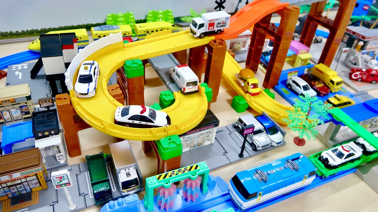 トミカタウン☆連続カーブコースをミニカーが走行!プラレール貨物列車&ドクターイエローも走らせます☆