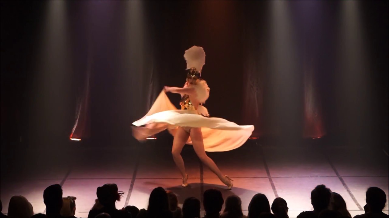 Jacqueline Furey performs Sword Swallowing Burlesque Solo to Boadicea