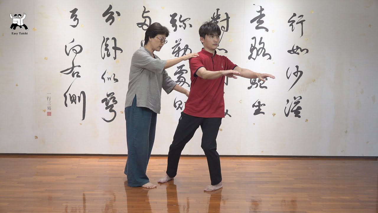 鄭子太極拳的「左顧右盼」動作要領該如何做?用這招式來強化膝蓋、增加膝蓋的靈活度且不會造成傷害。