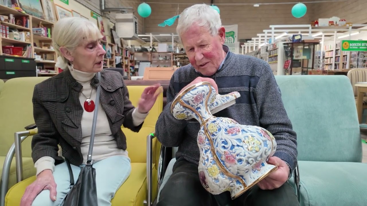 Jan heeft een vaas binnengekregen, maar is het kunst of is het kitsch
