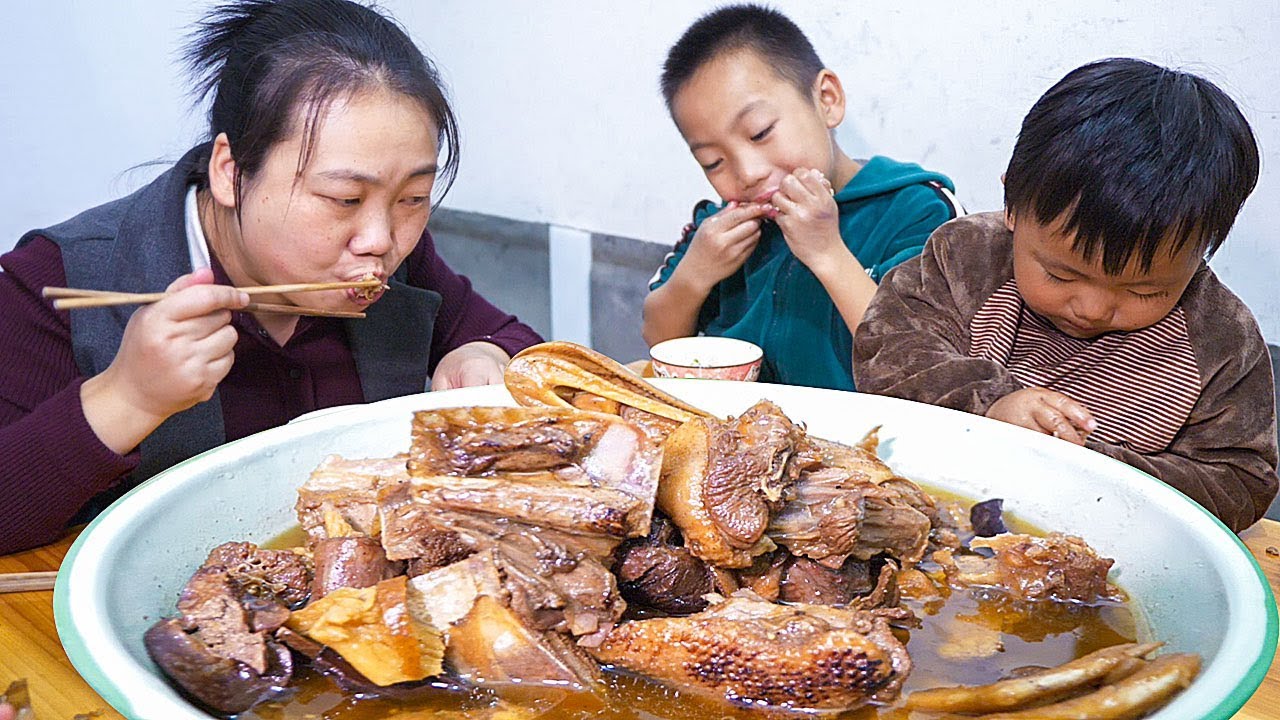 婆婆煮了一鍋鴨肉，媳婦說聞著好香，大口吃肉這感覺太爽了