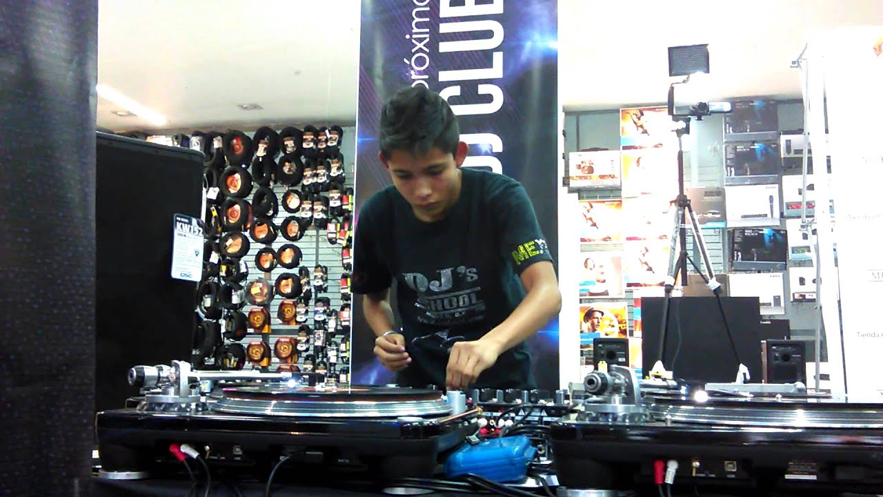 Increible rutina DJ Alan Garcia 4 tornamesas.