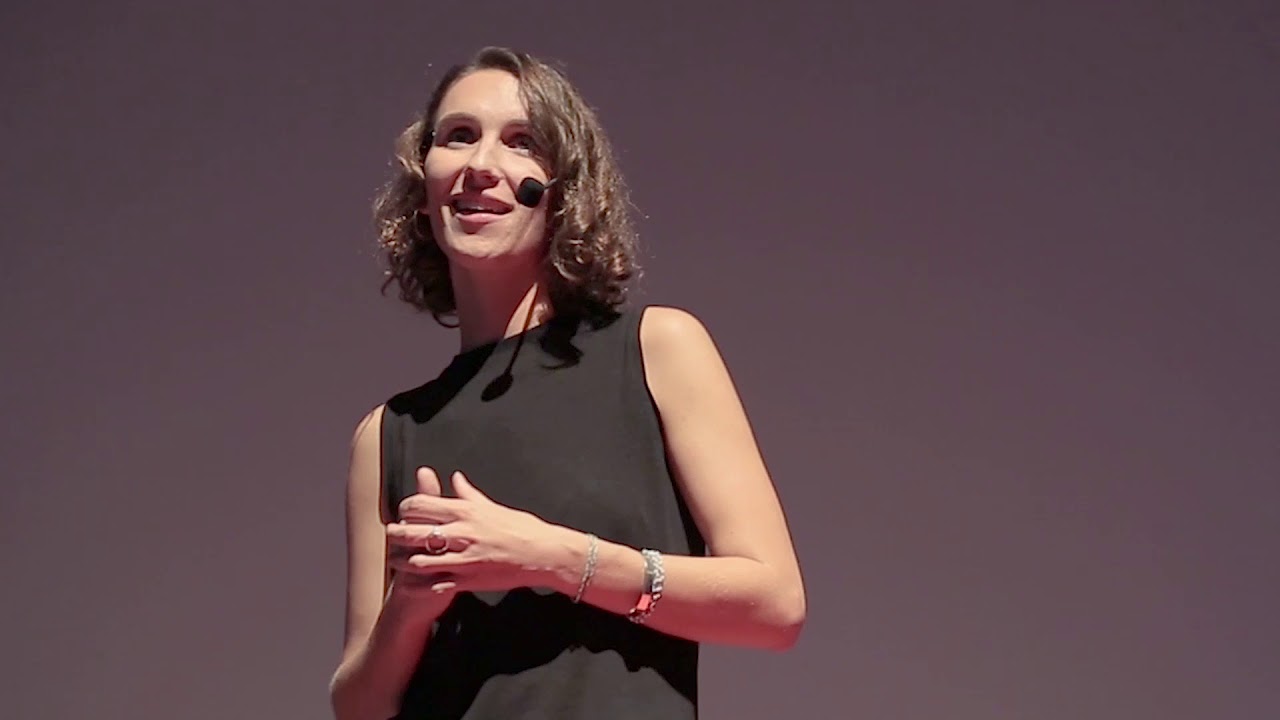 Les femmes entrepreneures : une réponse au développement | Chloé Roncajolo | TEDxAbidjan