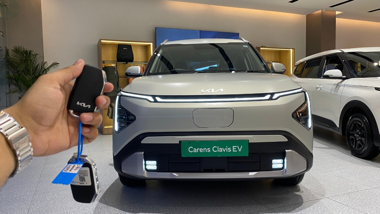 🚨Kia Carens Clavis EV HTK+ Ivory Silver Matte - Full Walkaround & Honest Pricing Review‼️⚡