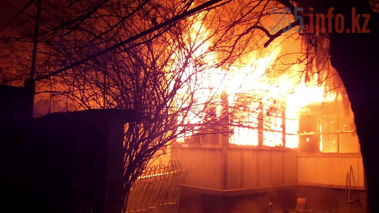 Три дома, голубятня и две бани сгорели в Алматы. Пожарные искали гидрант два часа.