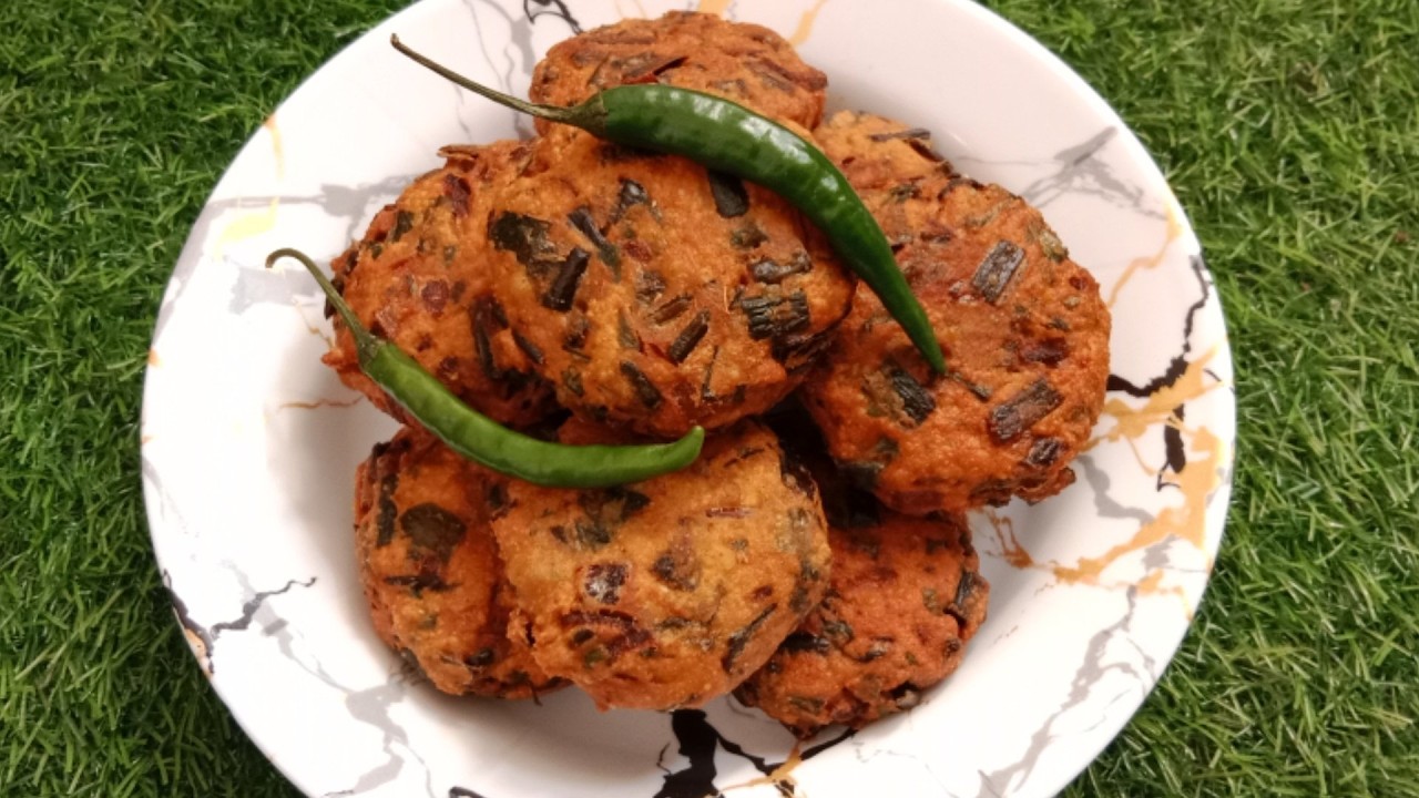 लहसन पत्ता या हरा लहसन वड़ा रेसिपी। Lahsan patta vada। Garlic leaves recipe।@Surbhi ka kitchen