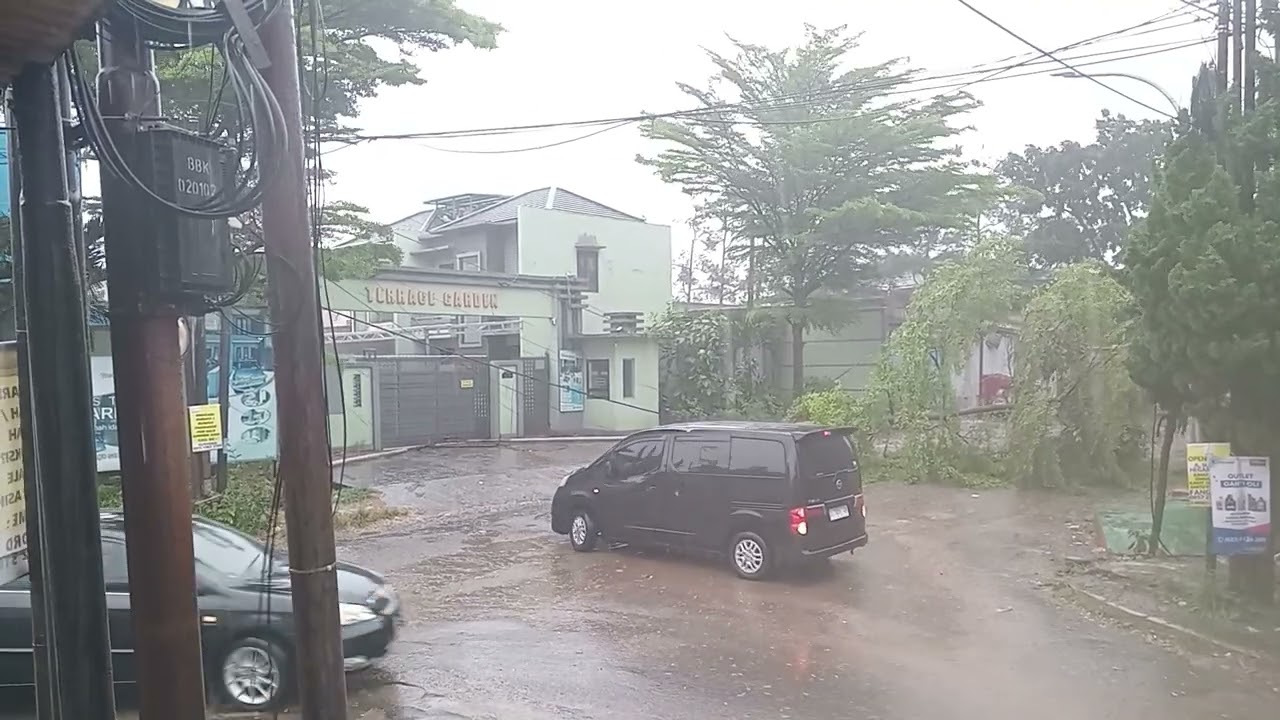 Hujan angin menerjang komp sumber sari bandung...tiang listrik menimpa mobil .pohon tumbang....