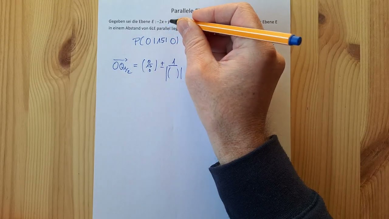 Zwei parallele Ebenen zu einer gegebenen Ebene gesucht, Abstand gegeben